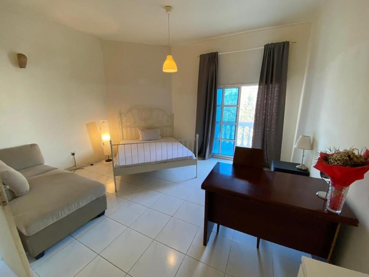 Comfortable Private Rooms In Compound Housing Dubai Exteriör bild